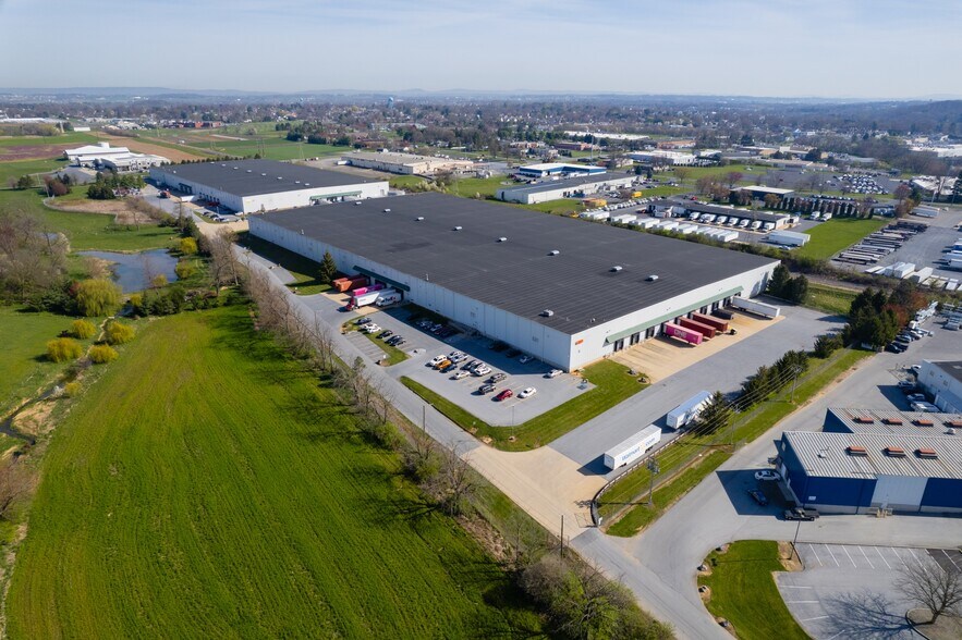 1700 Cloister Dr, Lancaster, PA à louer - Photo de l’immeuble – Image 2 sur 3