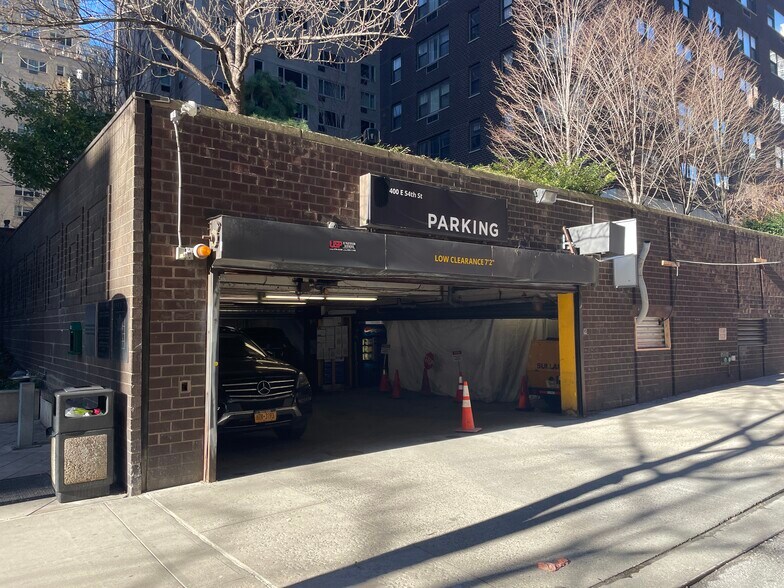 400 E 54th St, New York, NY à vendre - Photo de l’immeuble – Image 2 sur 11