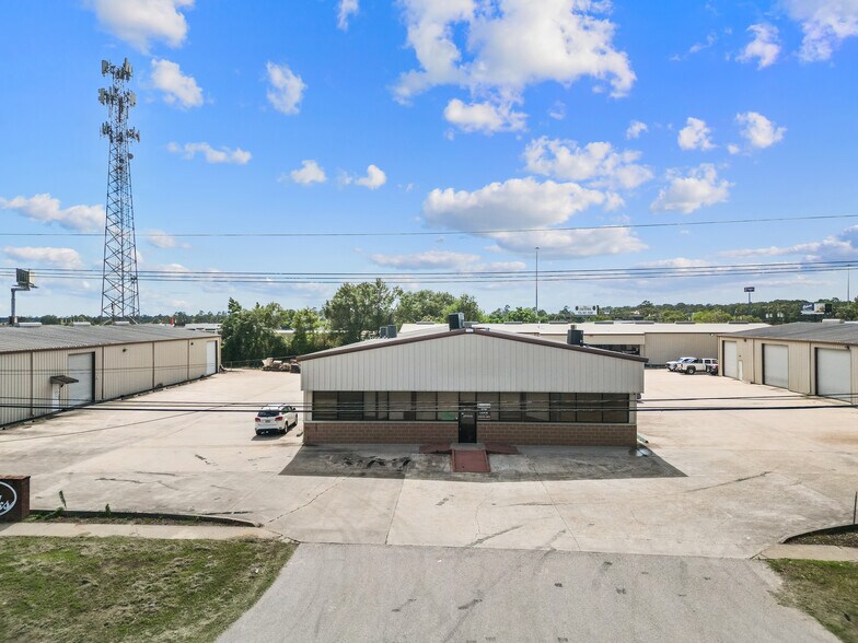 1504 S Frazier St, Conroe, TX à louer - Photo de l’immeuble – Image 2 sur 17