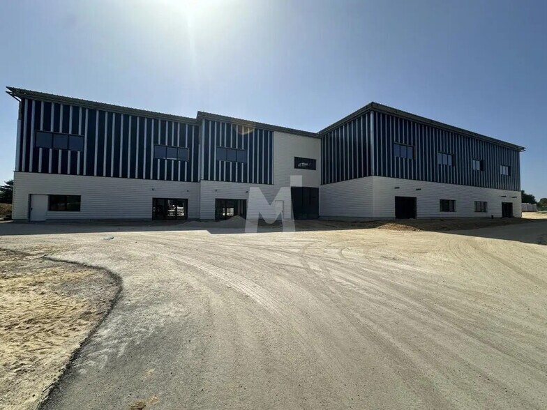 Local d'activités dans Ollainville à vendre - Photo de l’immeuble – Image 1 sur 5