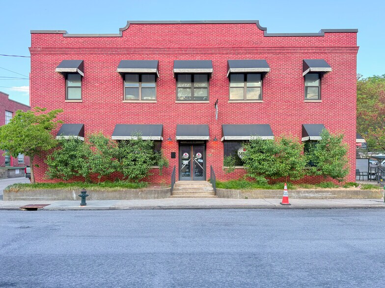 121 S Lewis St, Staunton, VA à louer - Photo de l’immeuble – Image 1 sur 1