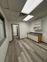 52 129 Av NW, Edmonton, AB à louer Photo de l’immeuble– Image 2 sur 4