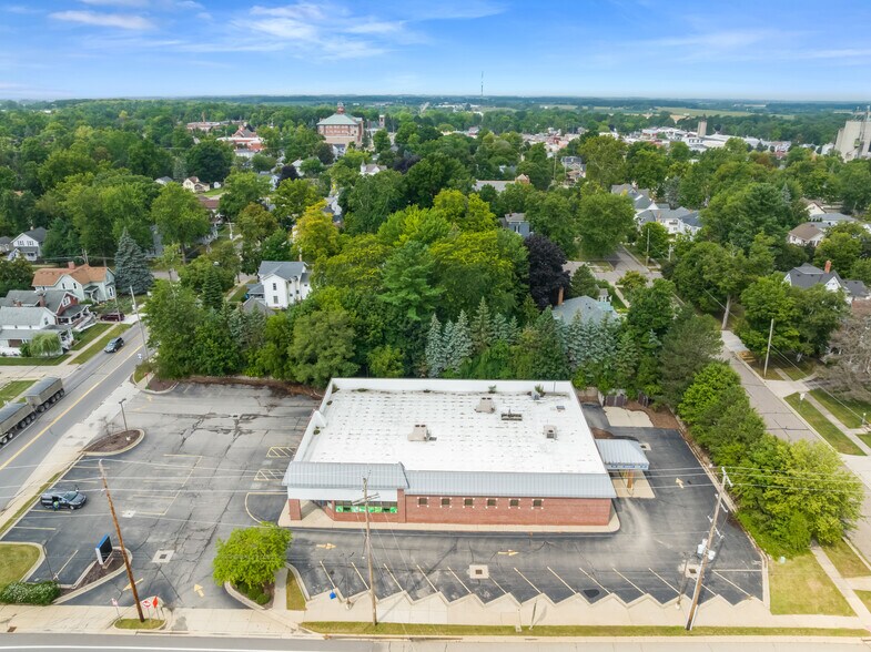 109 N Whittemore St, Saint Johns, MI à vendre - Photo de l’immeuble – Image 3 sur 4