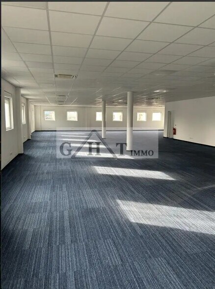 Bureau dans Villeneuve-la-Garenne à louer - Photo de l’immeuble – Image 2 sur 3