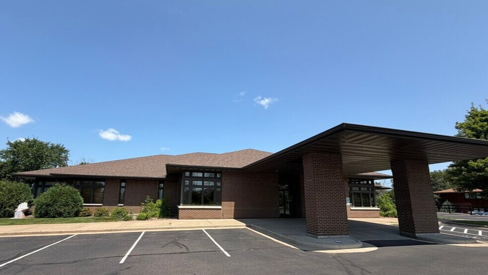 1110 Oak Ridge Dr, Eau Claire, WI à louer - Photo de l’immeuble – Image 2 sur 27