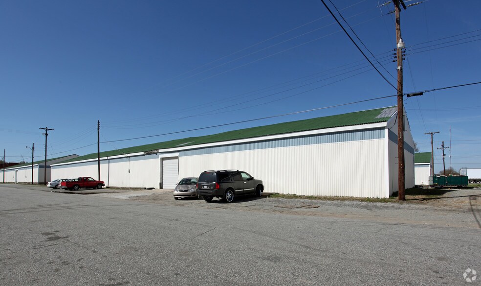 827 Goldsboro, Greensboro, NC à louer - Photo de l’immeuble – Image 2 sur 4