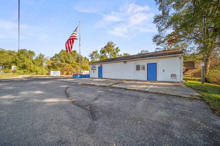 105 S Ortonville Rd, Ortonville, MI à vendre - Photo de l’immeuble – Image 3 sur 33