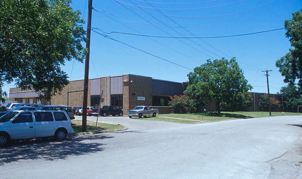 1371-1373 Round Table Dr, Dallas, TX à louer - Photo de l’immeuble – Image 3 sur 8