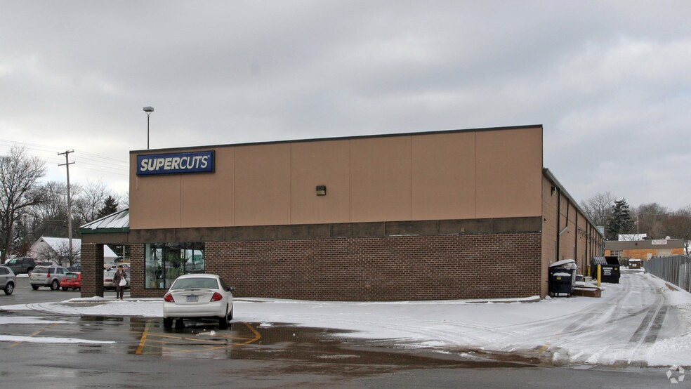 1621 Leonard St NE, Grand Rapids, MI à louer - Photo de l’immeuble – Image 2 sur 11