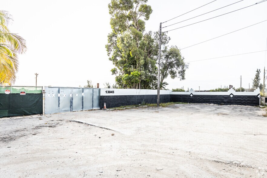 13045 Cairo Ln, Opa-locka, FL à louer - Photo de l’immeuble – Image 3 sur 25