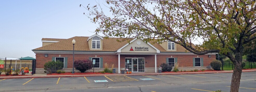 3175 Hillside Dr, Delafield, WI à louer - Photo principale – Image 1 sur 9