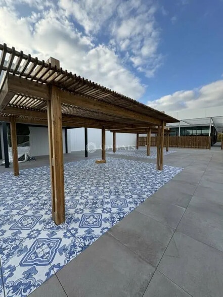 Local commercial dans Mulsanne à louer - Photo de l’immeuble – Image 3 sur 3