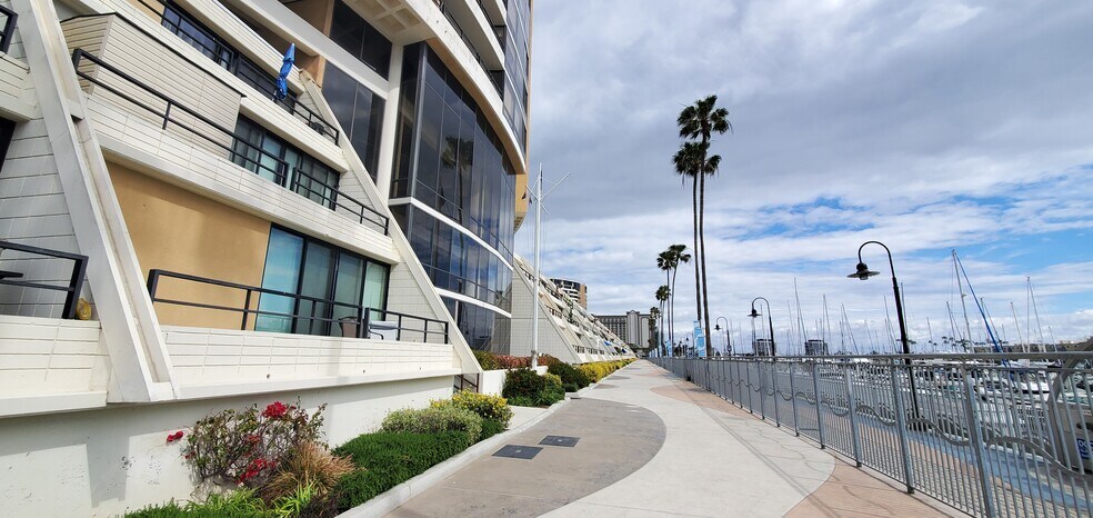 4333 Admiralty Way, Marina del Rey, CA à louer - Photo de l’immeuble – Image 2 sur 4