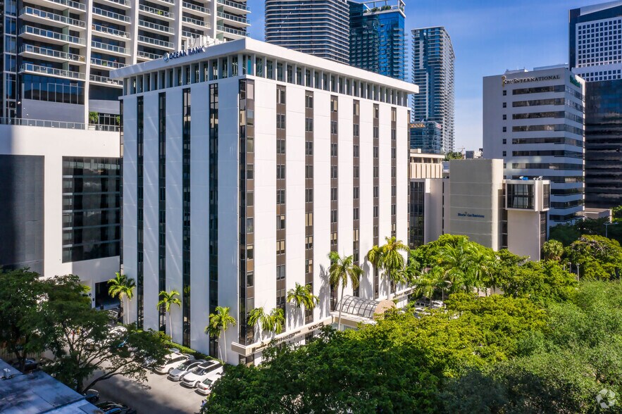 1000 brickell Ave, Miami, FL à louer - Photo de l’immeuble – Image 2 sur 22