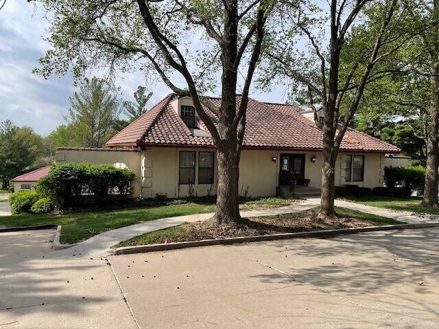 1007 E St. Maartens Dr, Saint Joseph, MO à vendre - Photo de l’immeuble – Image 2 sur 2