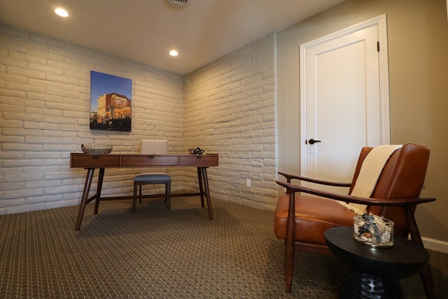 501 E Washington St, Petaluma, CA à vendre - Photo de l’immeuble – Image 3 sur 12