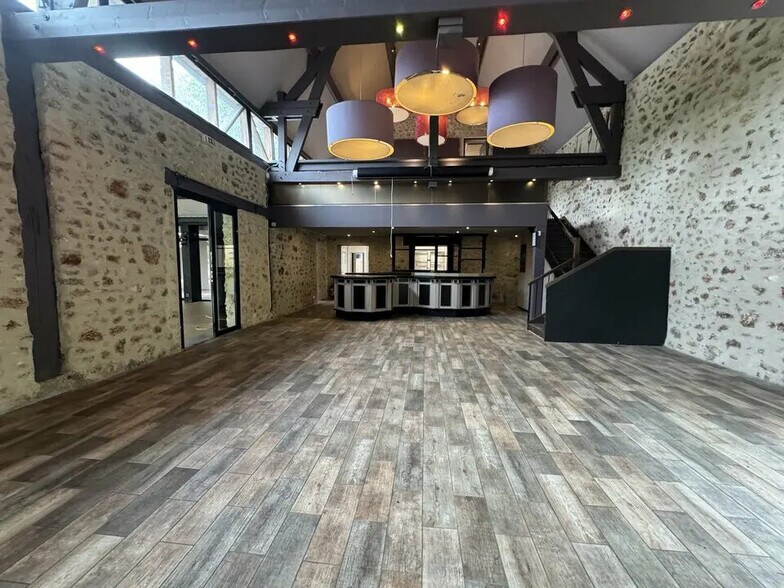 Local commercial dans Élancourt à louer - Photo de l’immeuble – Image 1 sur 11