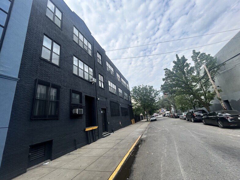 35-18 37th St, Long Island City, NY à louer - Photo de l’immeuble – Image 2 sur 3