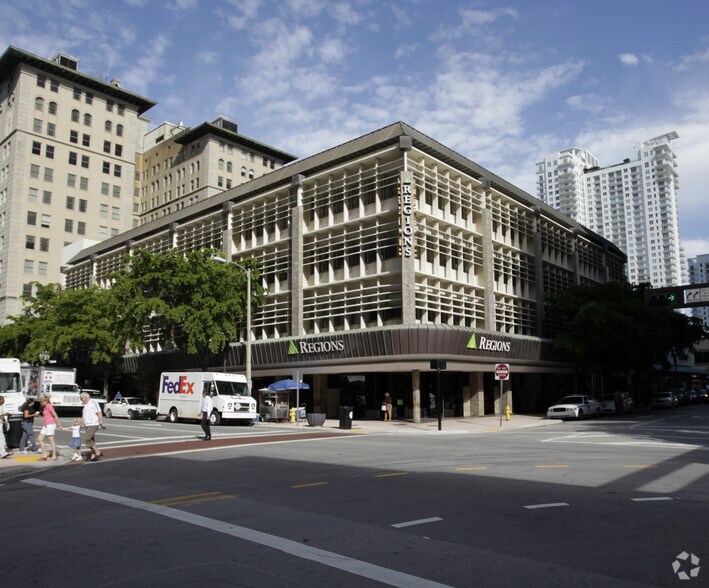 235 SE 1st St, Miami, FL à louer - Photo de l’immeuble – Image 2 sur 9