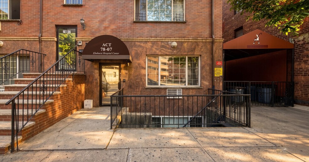 7807 41st Ave, Elmhurst, NY à louer - Photo de l’immeuble – Image 2 sur 7