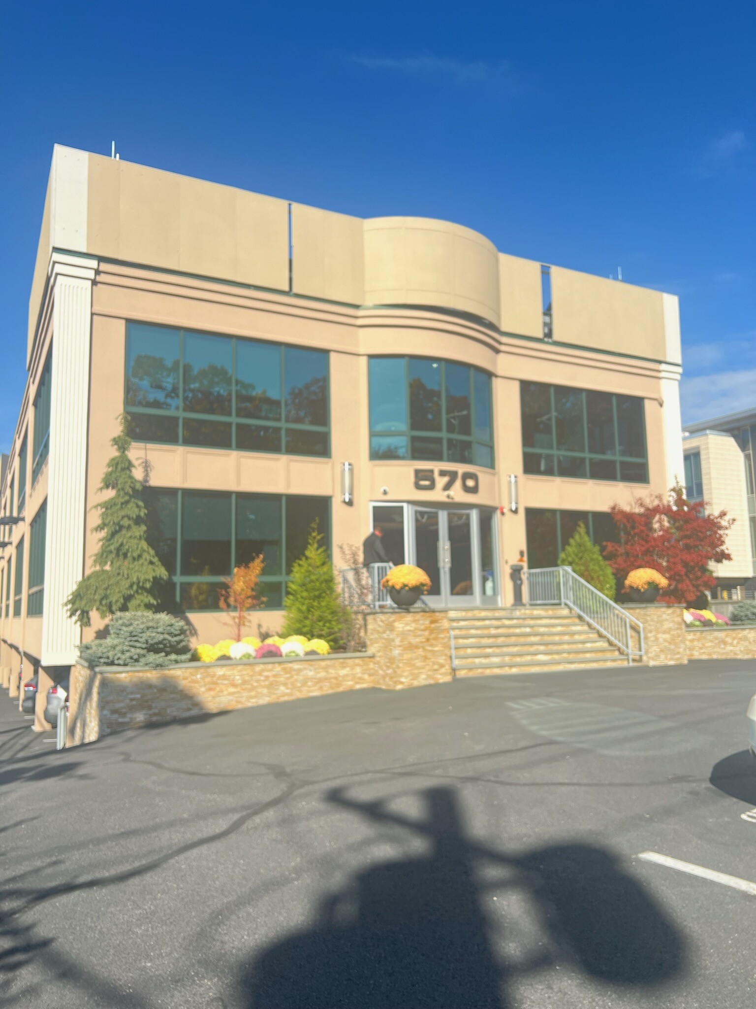570 Sylvan Ave, Englewood Cliffs, NJ à louer Photo de l’immeuble– Image 1 sur 6