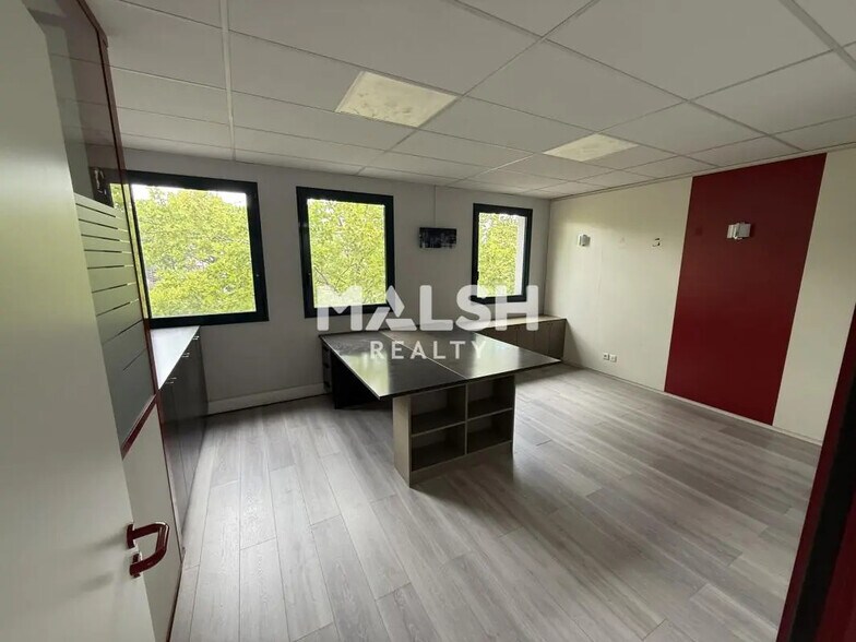 Bureau dans Saint-Genis-Laval à vendre - Photo de l’immeuble – Image 3 sur 12