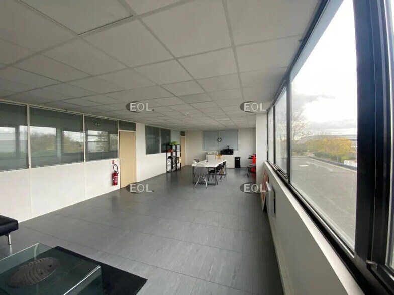 Local d’activités dans Combs-la-Ville à louer - Photo de l’immeuble – Image 3 sur 13