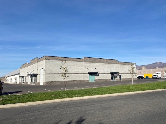 230 Cutler Dr, North Salt Lake, UT à louer - Photo de l’immeuble – Image 1 sur 28