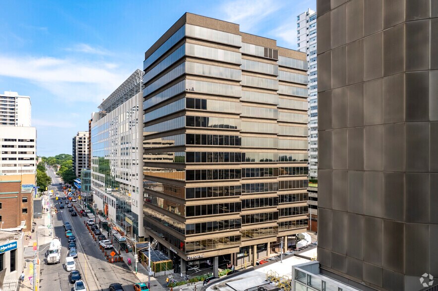 21 St Clair Ave E, Toronto, ON à louer - Photo de l’immeuble – Image 1 sur 5