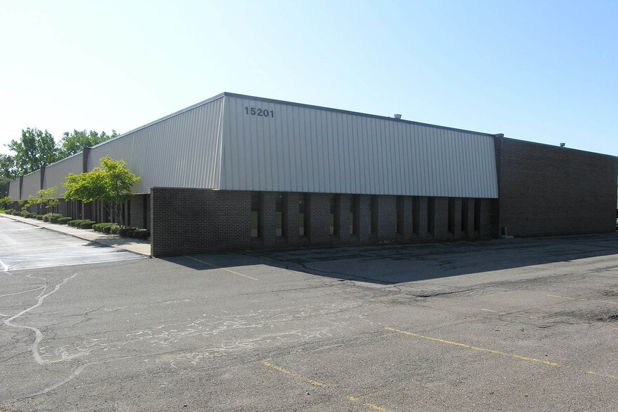 15201 Century Dr, Dearborn, MI à louer - Photo de l’immeuble – Image 2 sur 4