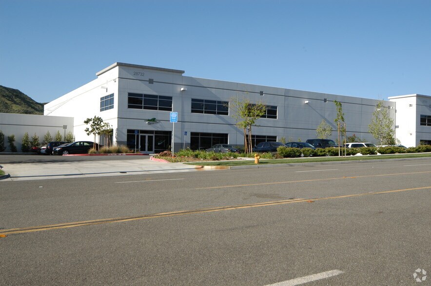 28732 Witherspoon Pky, Valencia, CA à louer - Photo de l’immeuble – Image 2 sur 3