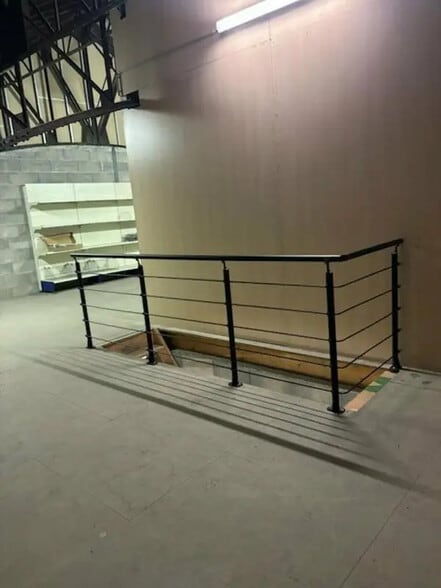 Local d’activités dans Anglet à louer - Photo de l’immeuble – Image 2 sur 2