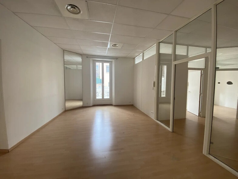14 Rue Buttura, Cannes à louer - Photo de l’immeuble – Image 3 sur 11