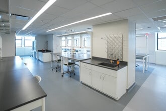 619 W 54th St, New York, NY à louer Photo de l’immeuble– Image 2 sur 6