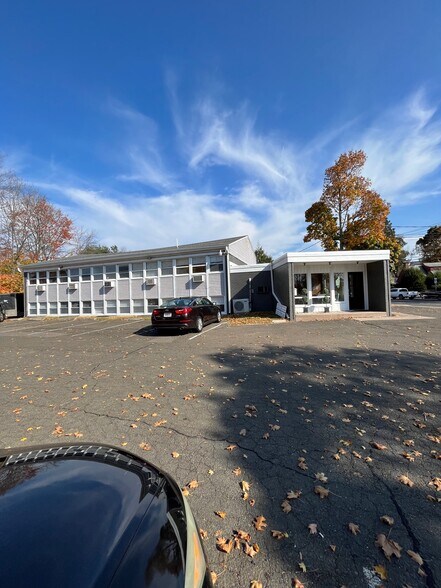 357 E Center St, Manchester, CT à louer - Photo de l’immeuble – Image 1 sur 11