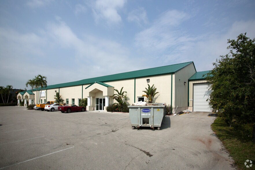 16266 San Carlos Blvd, Fort Myers, FL à louer - Photo de l’immeuble – Image 3 sur 11