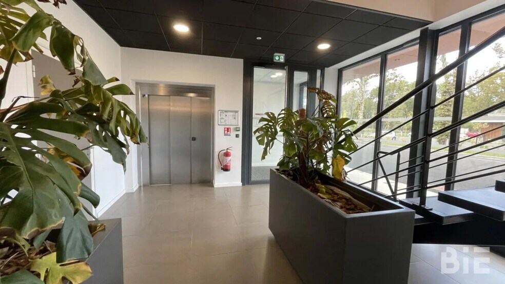 Local d’activités dans Mérignac à louer - Photo de l’immeuble – Image 3 sur 12