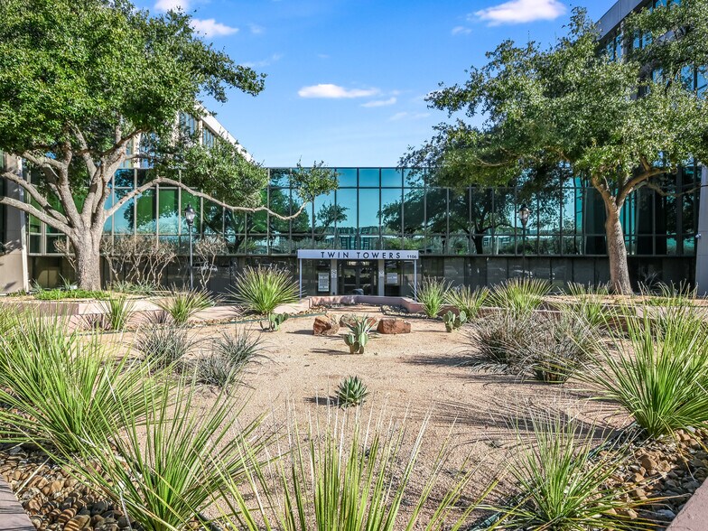 1106 Clayton Ln, Austin, TX à louer - Photo de l’immeuble – Image 3 sur 8