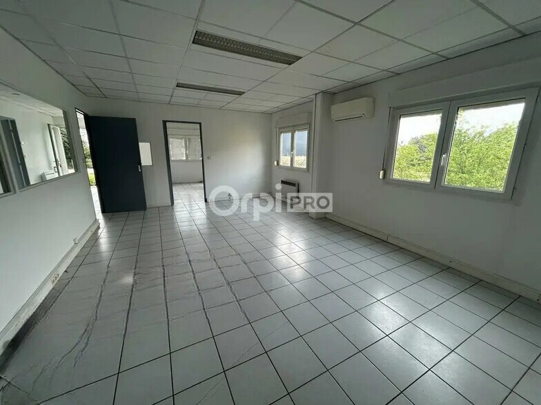 Local d’activités dans Malataverne à louer - Photo de l’immeuble – Image 3 sur 5