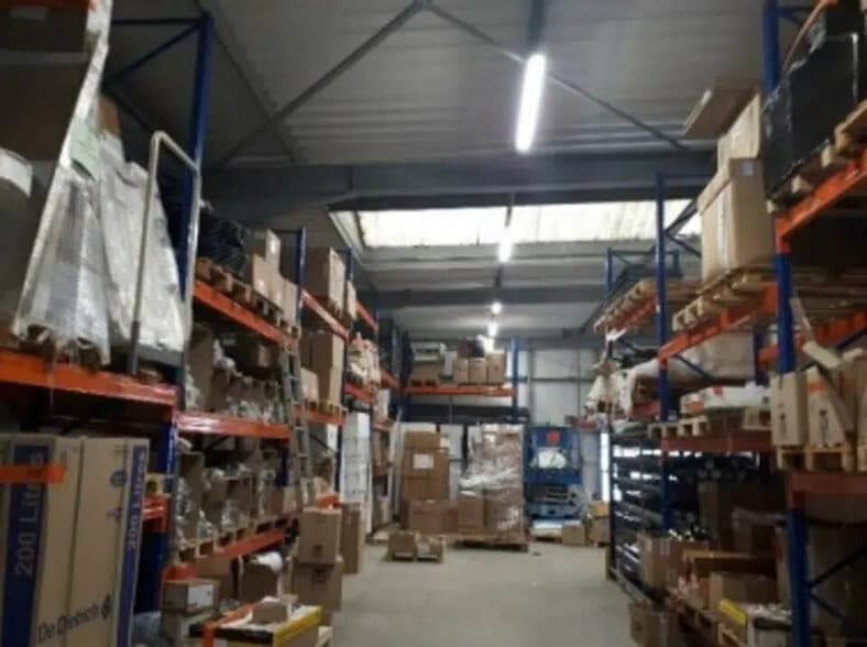 Local d’activités dans Cormelles-le-Royal à louer - Photo de l’immeuble – Image 2 sur 14