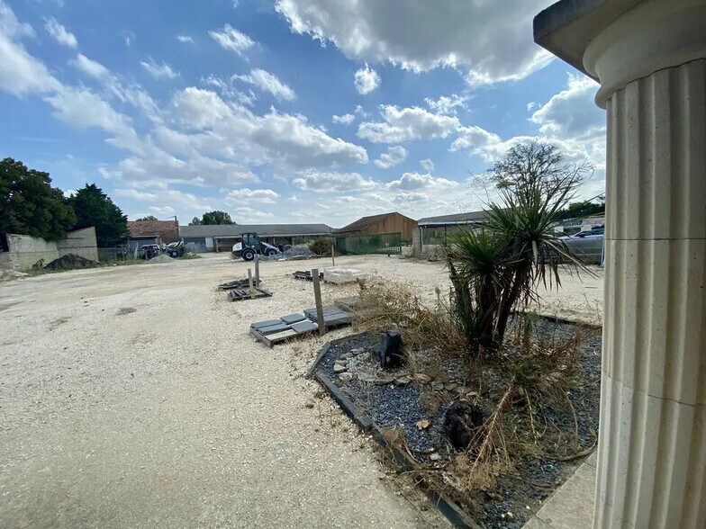 Local d’activités dans Connaux à louer - Photo de l’immeuble – Image 3 sur 6