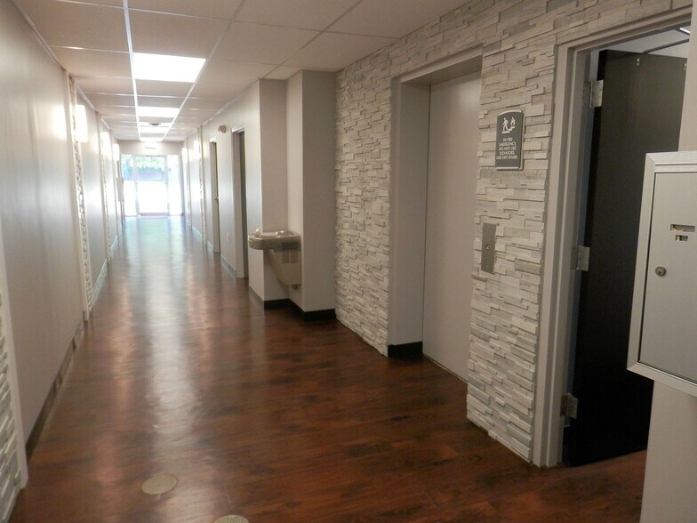 6990 Lindsay Dr, Mentor, OH à louer - Photo intérieure – Image 3 sur 4