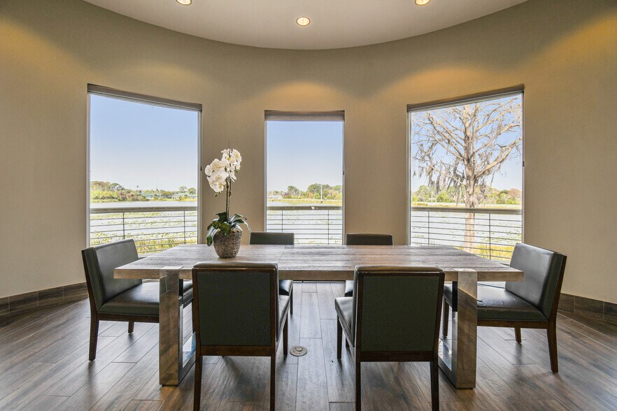 1879 Nightingale Ln, Tavares, FL à louer - Photo de l’immeuble – Image 2 sur 12