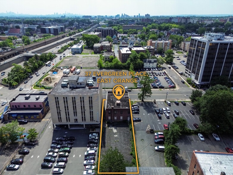 37 Evergreen Pl, East Orange, NJ à vendre - Photo de l’immeuble – Image 2 sur 15