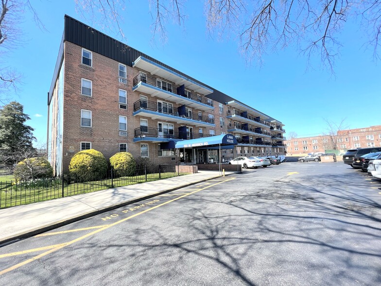 190 W Merrick Rd, Freeport, NY à louer - Photo de l’immeuble – Image 2 sur 17