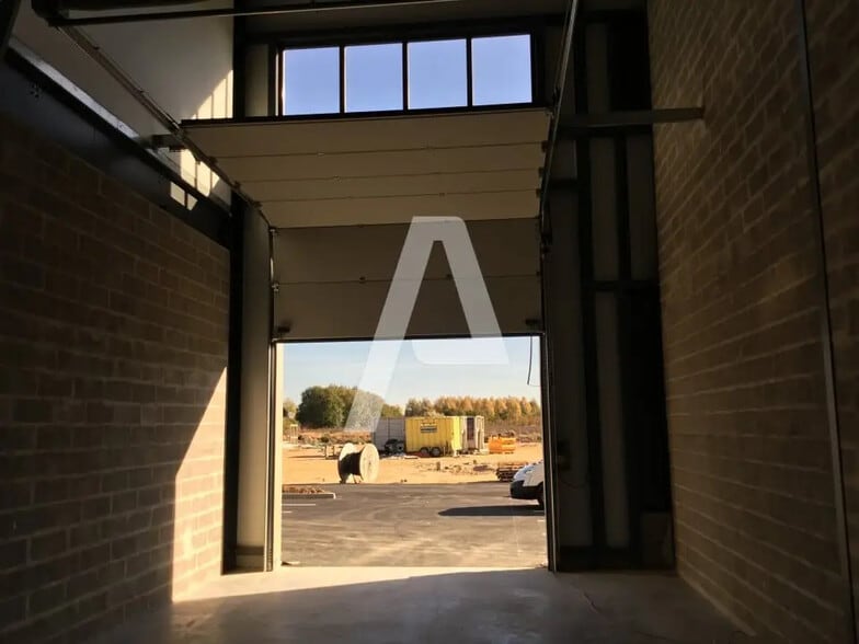 Local d'activités dans Saint-Pierre-du-Perray à vendre - Photo intérieure – Image 2 sur 8