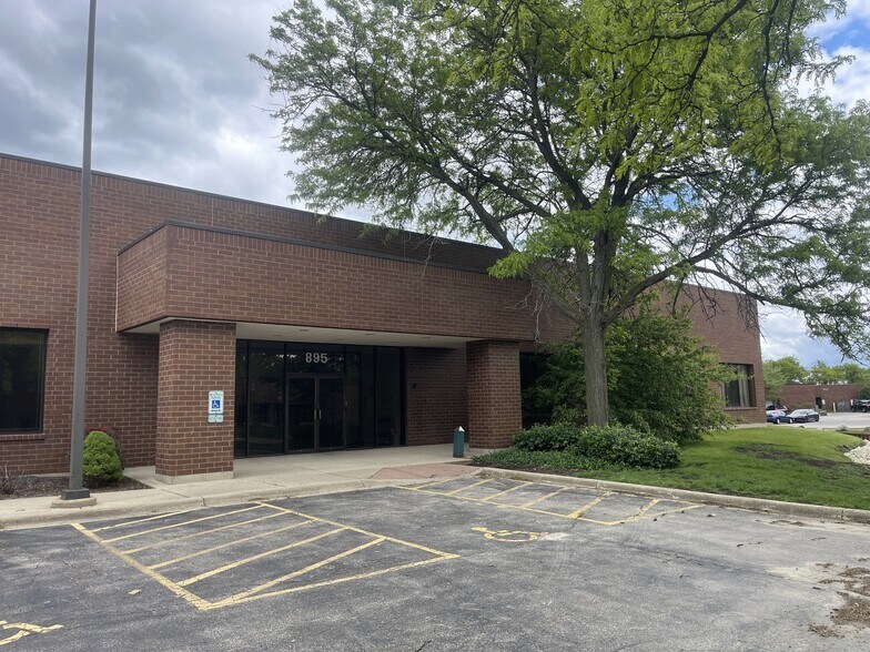 895 American Ln, Schaumburg, IL à louer - Photo de l’immeuble – Image 1 sur 17