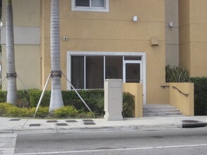 1001 NW 54th St, Miami, FL à louer Photo de l’immeuble– Image 1 sur 11