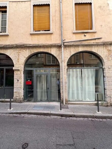 Local d’activités dans Lyon à louer - Photo de l’immeuble – Image 1 sur 2