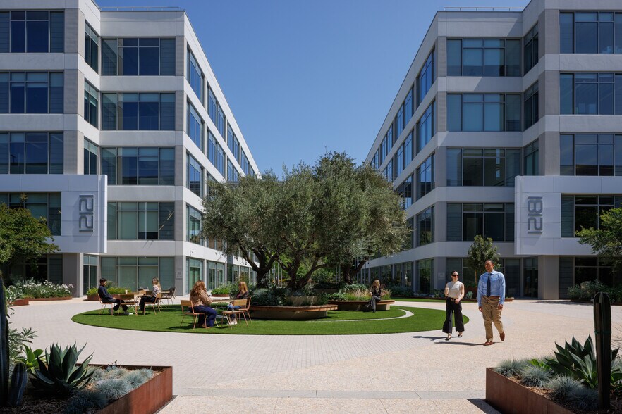 12121 Bluff Creek Dr, Playa Vista, CA à louer - Photo de l’immeuble – Image 3 sur 11